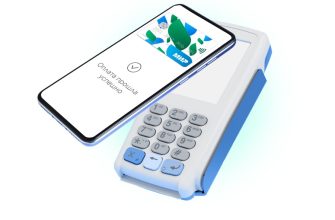 Оплата покупок через МИР Pay: смартфон у терминала
