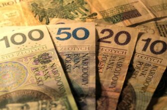 Коллекция бумажных банкнот разных номиналов