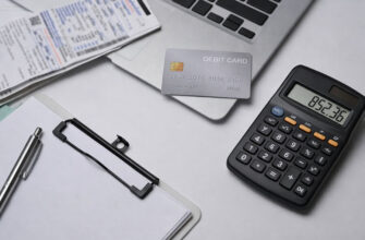 Калькулятор и банковская карта на столе - расчет кешбэка по карте